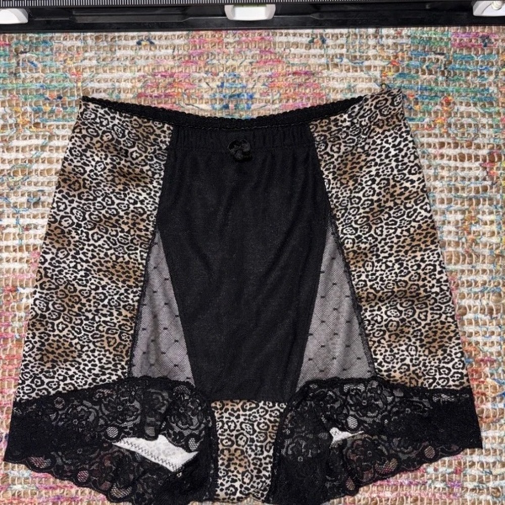 High-Waist Leopard Print Shaping Brief with Black Lace Panels - Picture 2 of 5